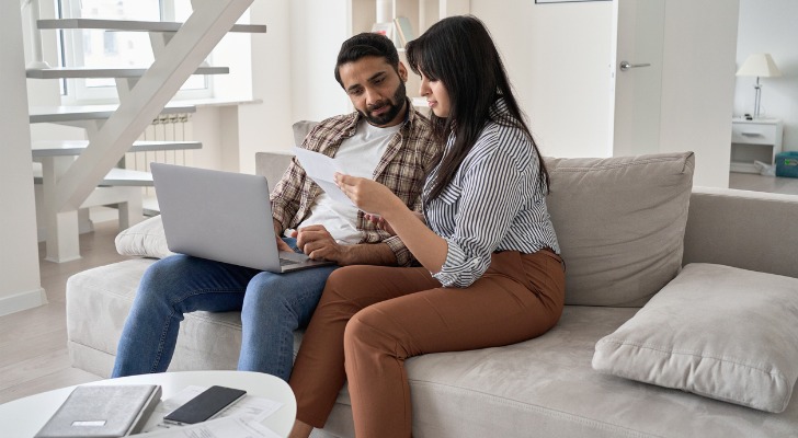 Couple calculating spousal benefits for Social Security in retirement