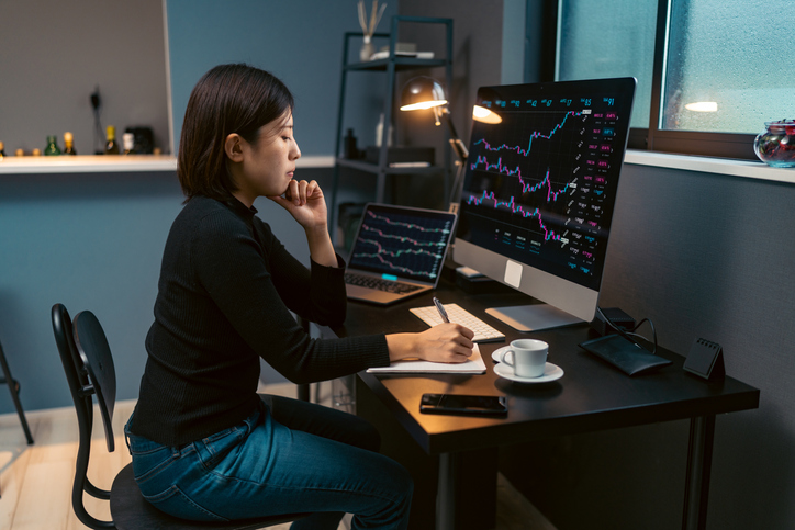 Woman thinking about how to lower the risk of stock investing