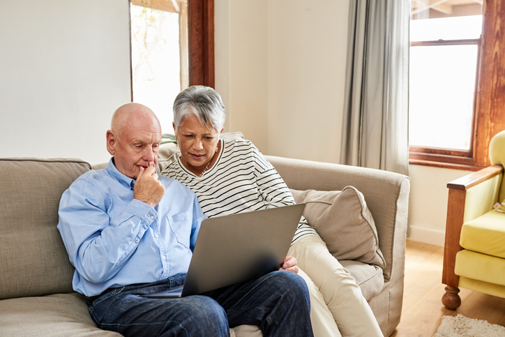 A senior couple comparing their monthly retirement income against the state average.