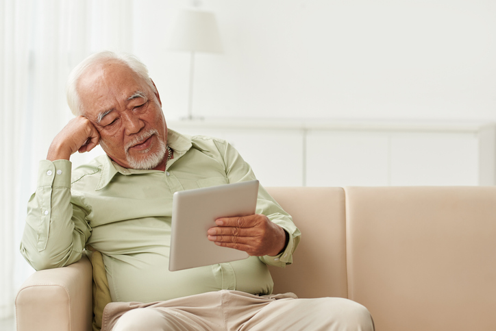 A senior looking up the average monthly retirement income for his state.
