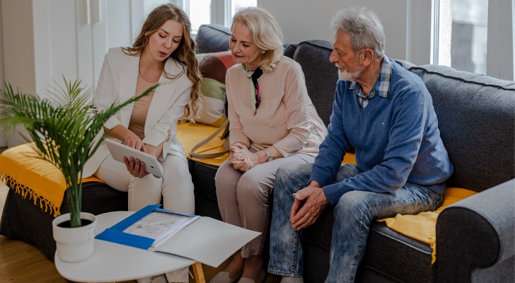 A senior couple meets with a financial advisor to create an estate plan to avoid probate in North Carolina.