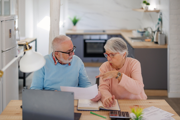 A senior couple discussing an estate plan to avoid probate.