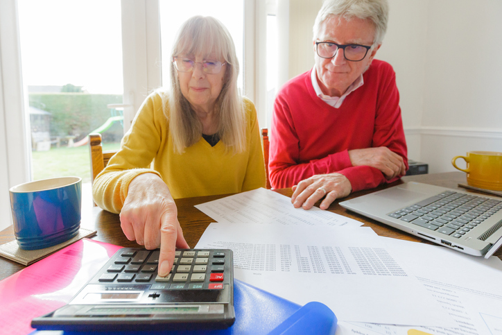 A senior couple adjusting their retirement withdrawal strategy based on the 4% rule. 