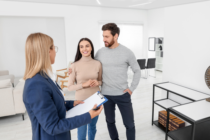 First-time homebuyers meeting with a mortgage lender to discuss the requirements for a gift letter.