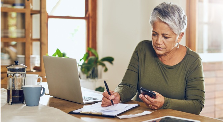 A woman who's approaching retirement calculates how much she can afford to safely withdrawal from her account each year.