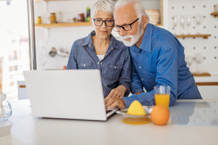 A senior couple researching how to avoid probate in New Jersey.