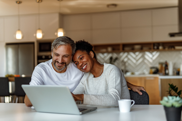 A couple happy after learning how to get an 800 credit score. 