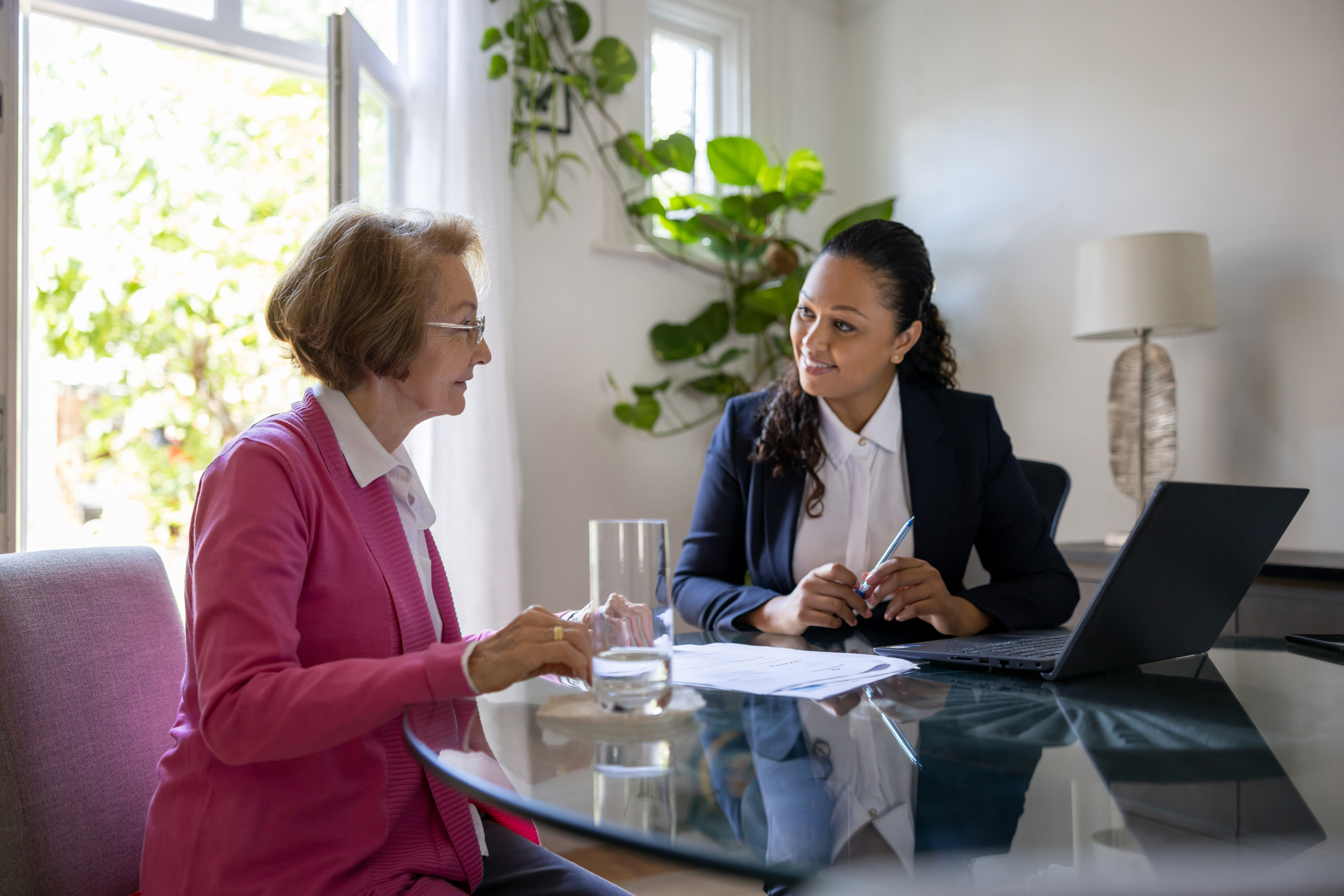 A senior woman speaking with an estate planning lawyer about probate.
