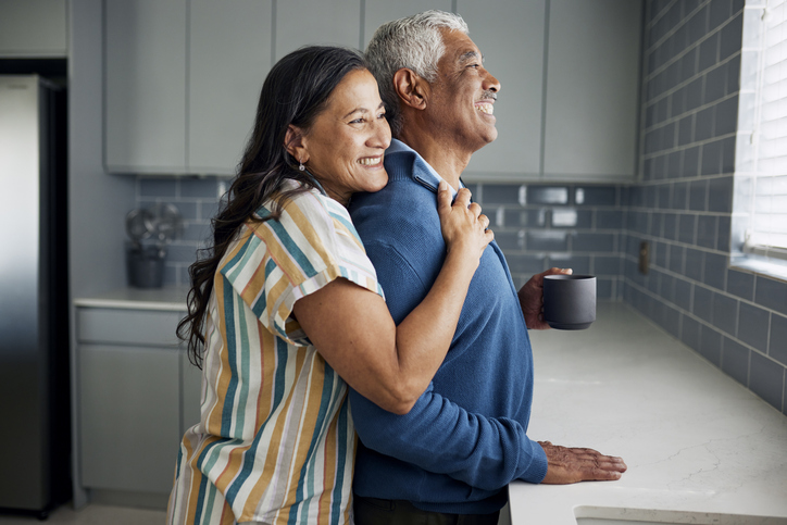 A couple enjoys their retirement after avoiding common retirement planning mistakes. 