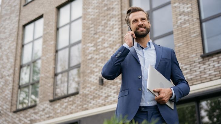 A real estate investor calls his partner after touring a property they are considering purchasing. 