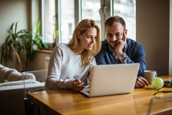 A couple researching the benefits of virtual trading.