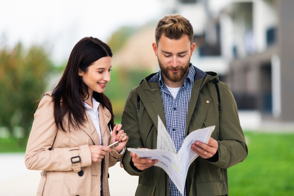 A couple searching for a short-term rental in Dallas.