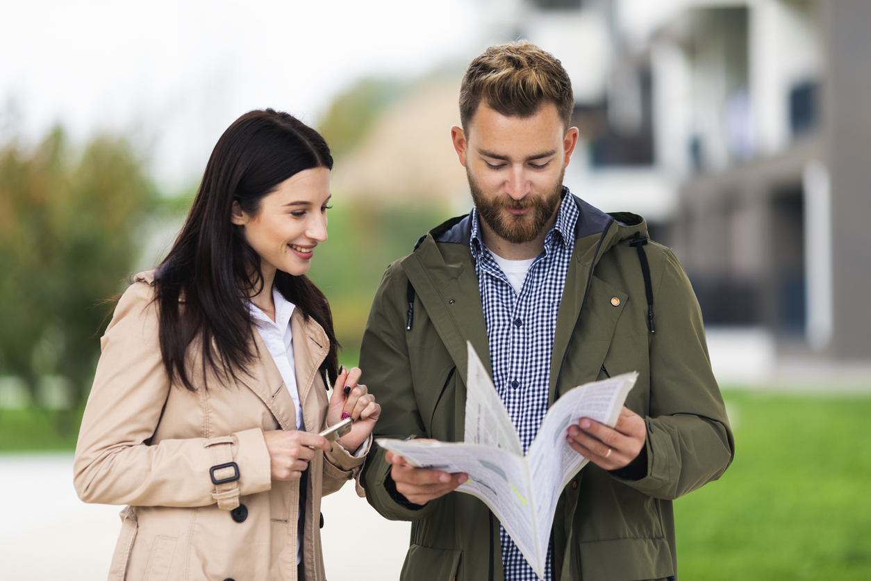 A couple searching for a short-term rental in Dallas.