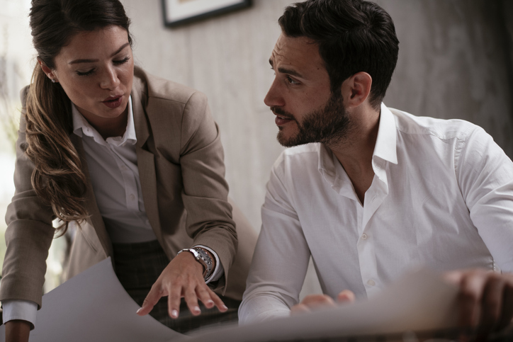 A financial advisor helping a client understand how compounding returns are calculated.