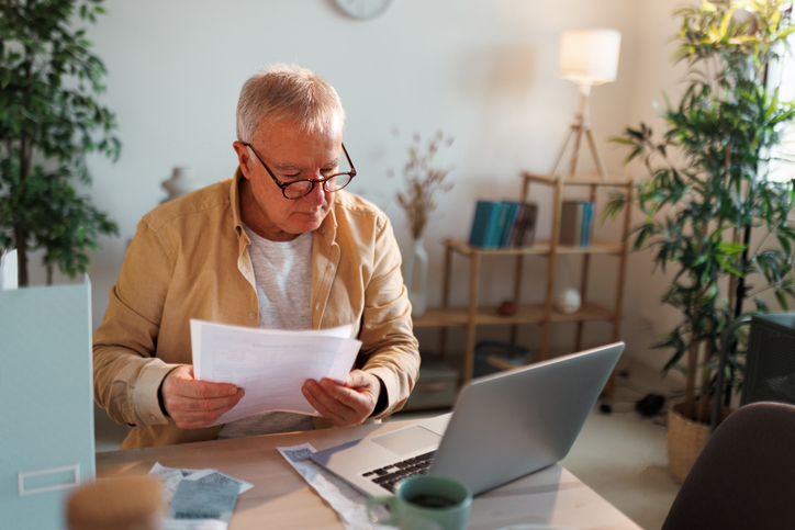 A senior in Nebraska looking up estate planning strategies to avoid probate.