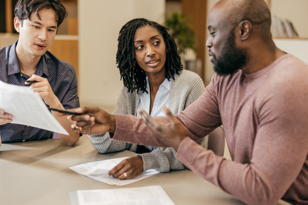 A couple reviewing an estate plan with an advisor in Oregon.