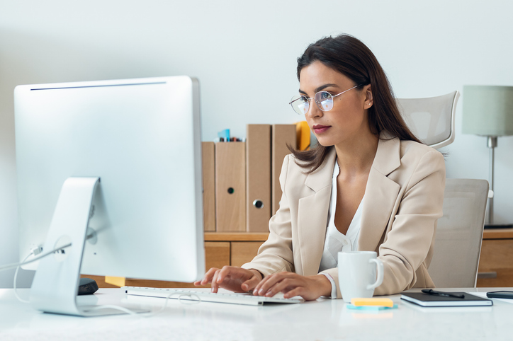 An investor looking up tips to avoid emotional investing.