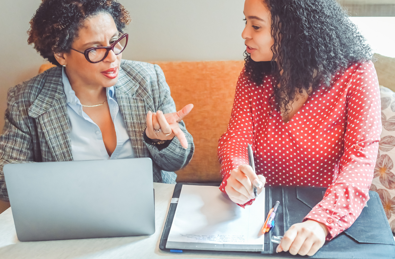 A financial advisor explaining the differences between CDs and treasury bonds.