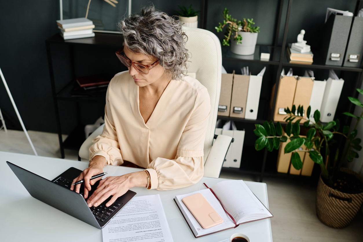 A woman researching front-end and back-end debt-to-income ratio.