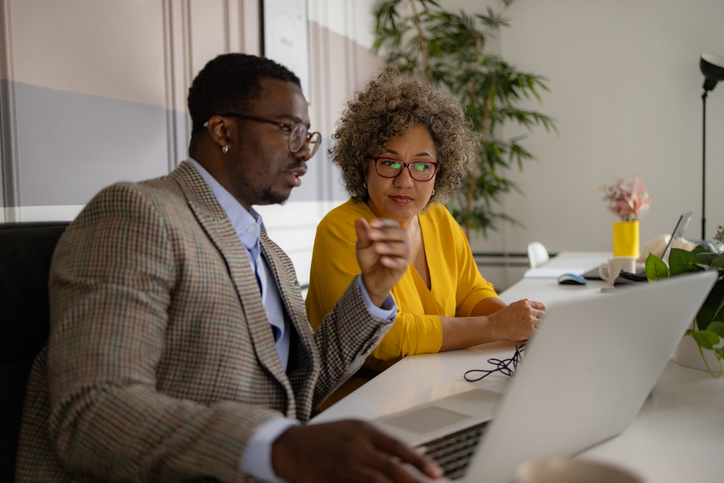 An advisor helping a client create a financial plan.