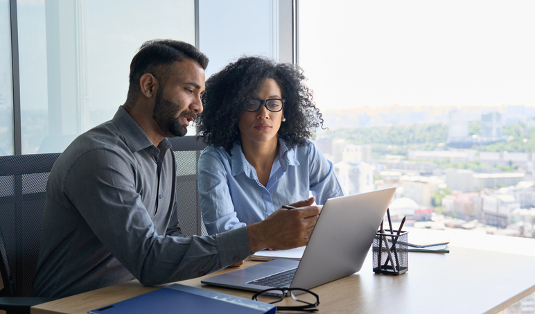 An investor working with an advisor to identify unicorn company investments.