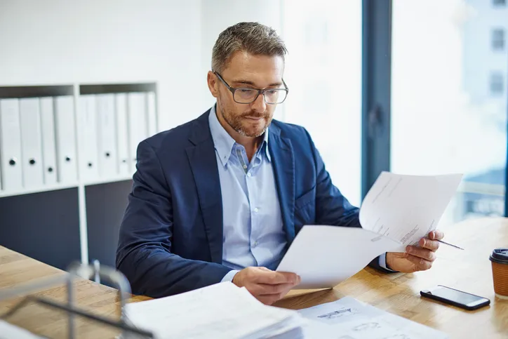 An accredited investor reviewing data from a hedge fund.