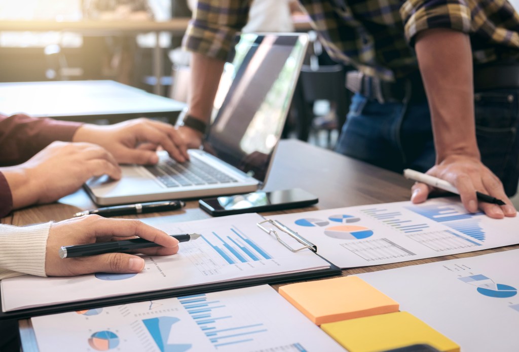 An advisory firm and branding agency work on financial advisor branding statements. 