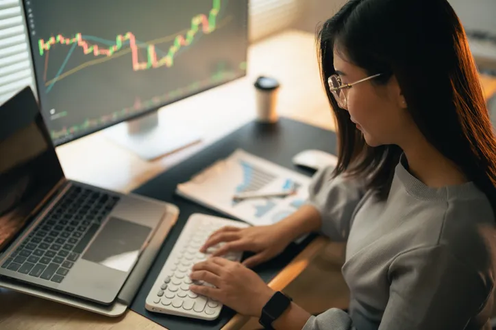 A woman reviewing the price-to-cash flow ratio of a company.