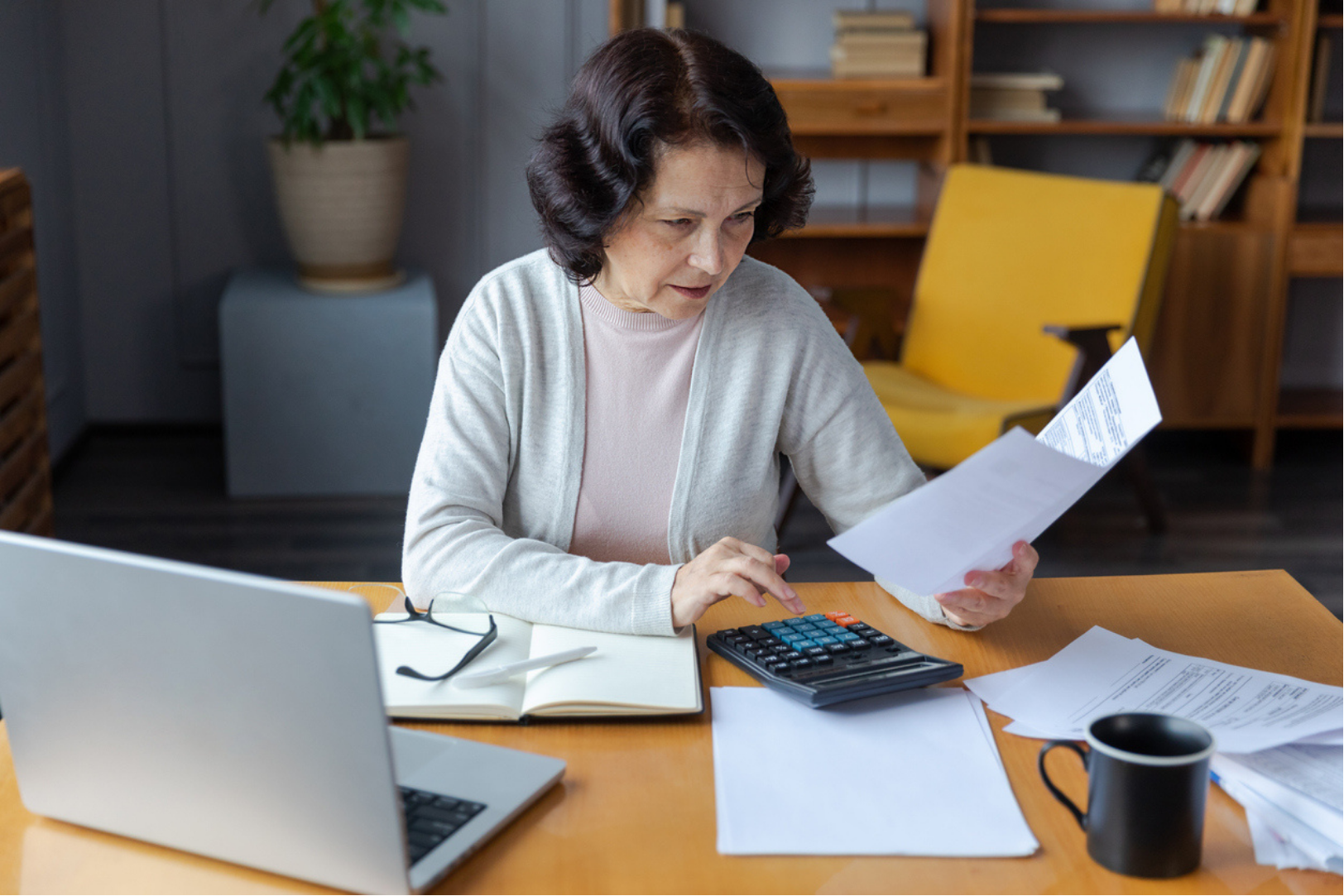 Using 401(k) savings before claiming Social Security can help cover an income gap in early retirement.