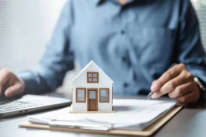 Federal protections may allow certain heirs to take ownership without triggering the mortgage’s due-on-sale clause.